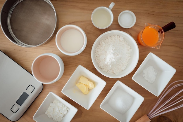 Un ensemble d'ingrédients et d'outils pour la cuisson d'un gâteau à l'orange