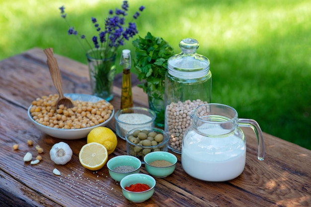 Ensemble d'ingrédients pour houmous sur la table