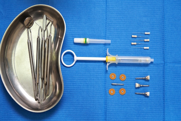 Ensemble d'instruments dentaires dans un emballage scellé stérile
