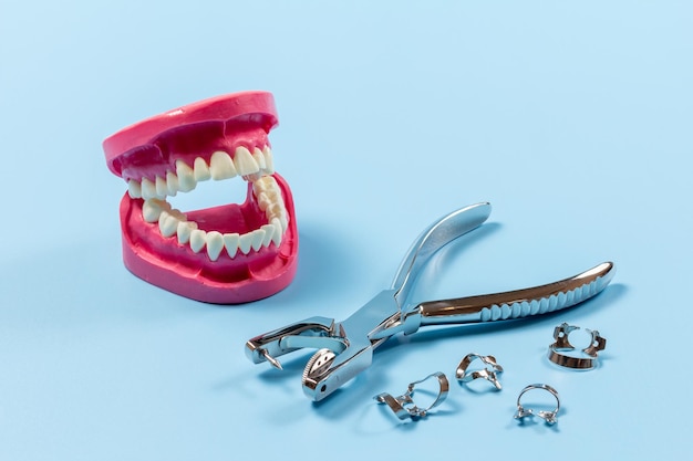 Ensemble d'instruments dentaires en métal pour les soins dentaires des dents