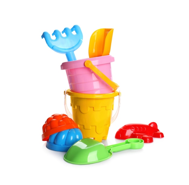 Ensemble de jouets de plage colorés isolé sur blanc