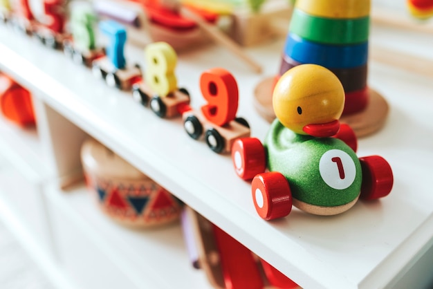 Ensemble de jouets pour enfants sur une étagère blanche