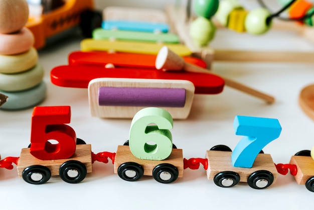 Photo ensemble de jouets pour enfants sur une étagère blanche