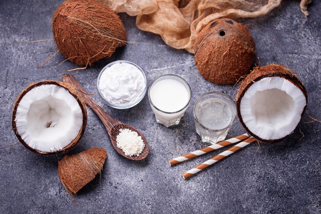 Ensemble de lait de coco, eau, huile et copeaux.