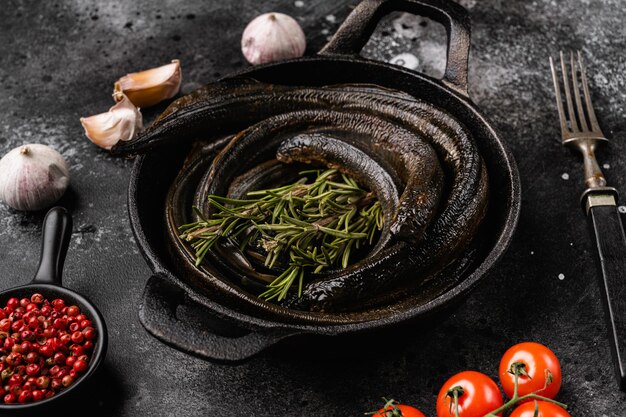 Ensemble de lamproies frites, sur fond de table en bois noir