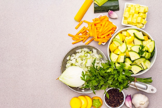 Ensemble de légumes crus frais pour la cuisson de la purée de soupe