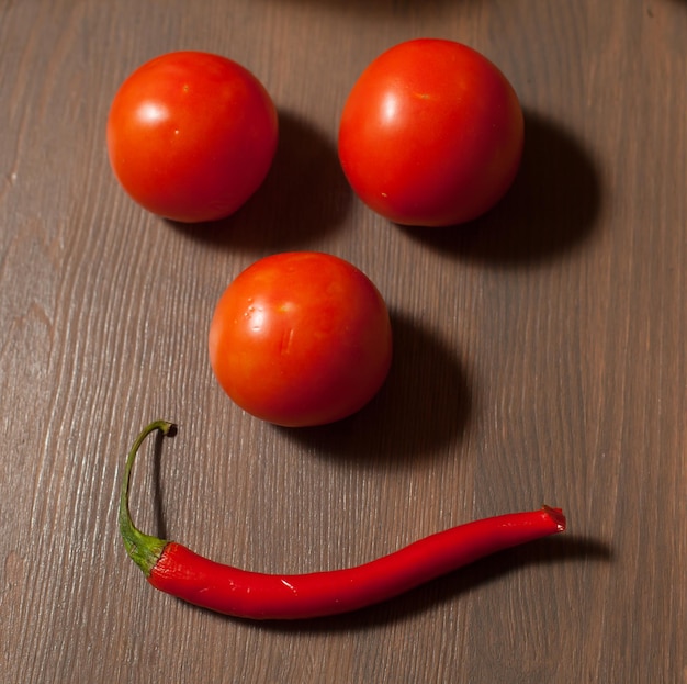 Ensemble de légumes crus frais sur table en bois