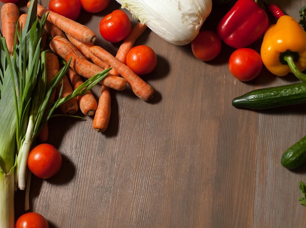 Ensemble de légumes crus frais sur table en bois