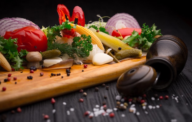 Ensemble de légumes marinés sur fond noir