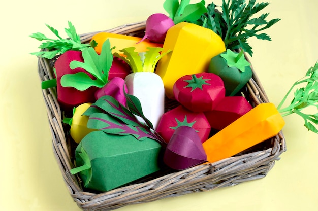 Ensemble de légumes en papier dans un plateau en osier