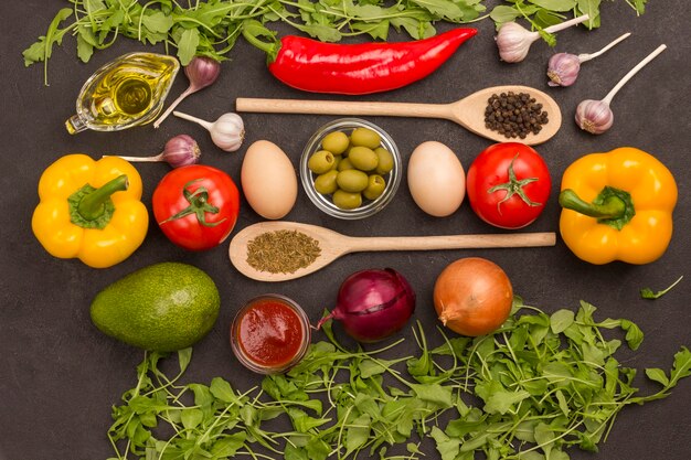 Ensemble de légumes pour une alimentation saine, poivrons jaunes et rouges, tomates, oignons, œufs d'ail