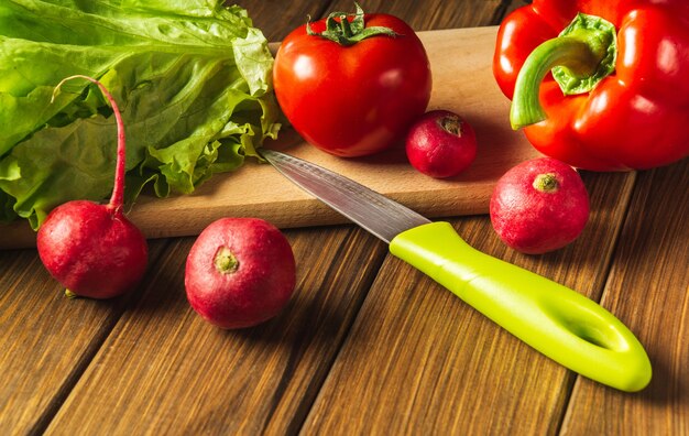 Ensemble de légumes pour régime de salade. Salade de cuisson dans la cuisine du restaurant. Espace publicitaire gratuit.