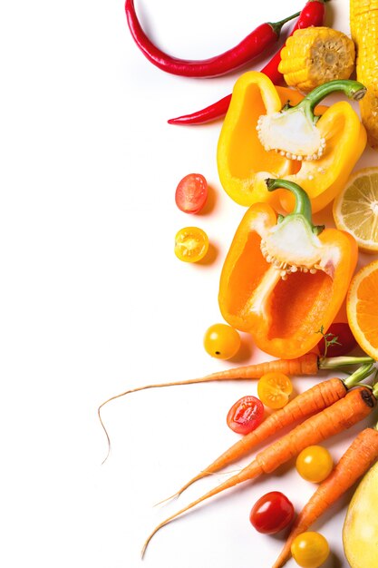 Ensemble de légumes rouges, orange et jaunes