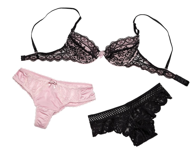 Ensemble lingerie coloris noir et rose poudré. Soutien-gorge en dentelle avec culotte coquine sur fond blanc