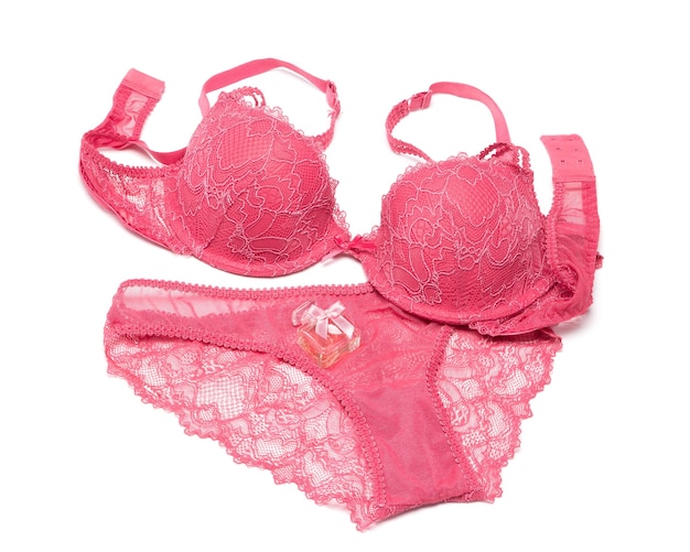 Ensemble de lingerie en dentelle avec parfum sur fond blanc. Sous-vêtements sexy pour femmes