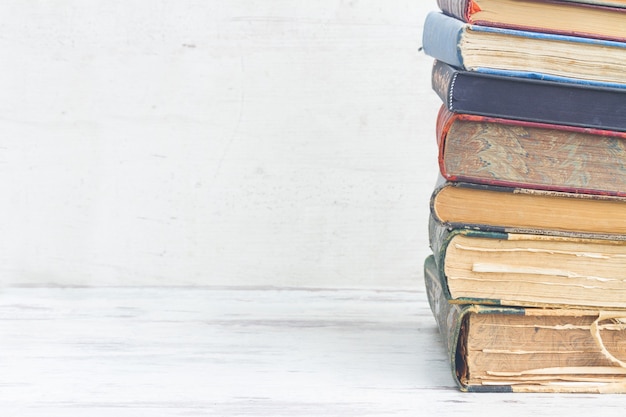 Ensemble de livres bouchent sur bois blanc