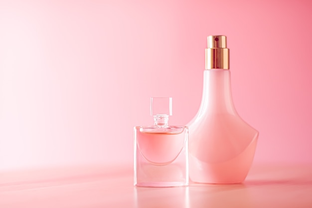 Ensemble de luxe de bouteilles de parfum sur le fond rose