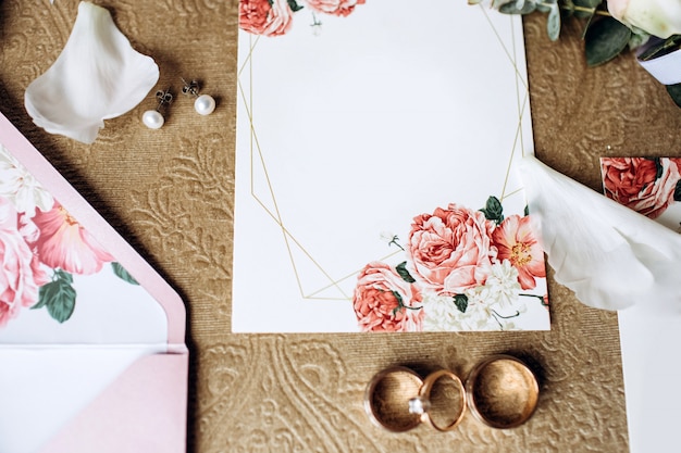 Ensemble de luxe d'invitations de mariage, bagues de mariage, accessoires élégants de la mariée