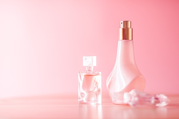 Ensemble de luxe de parfums bio sur fond rose