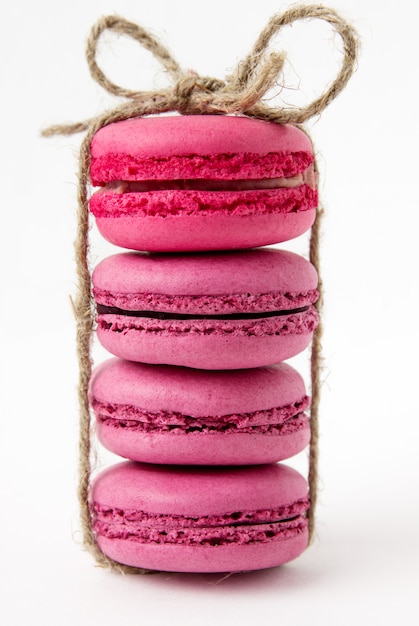 Ensemble De Macarons Colorés Isolés Sur Une Surface Blanche. Macarons Sucrés