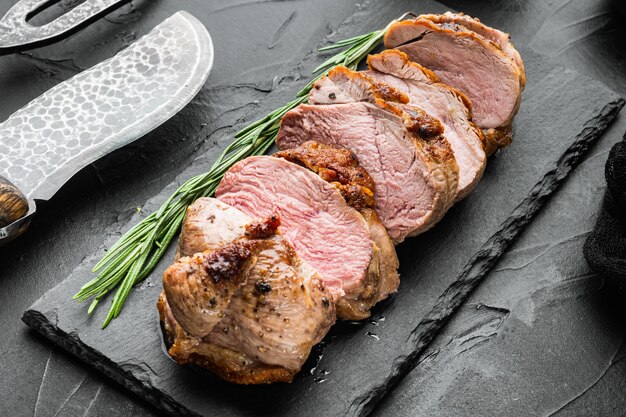 Ensemble de magret de canard grillé, sur planche de service en pierre