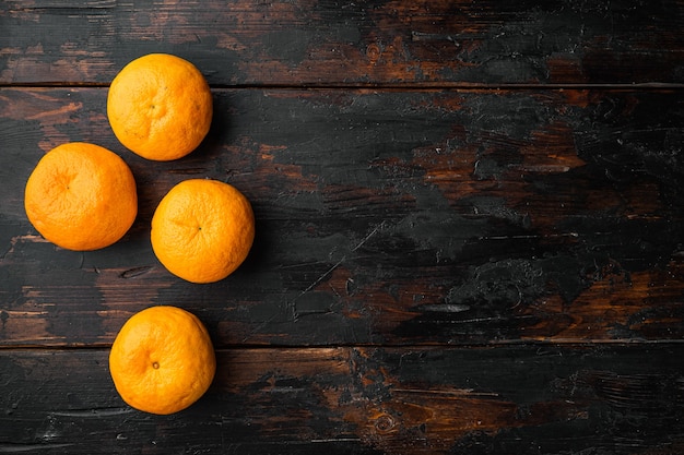 Ensemble De Mandarines Mûres Lumineuses, Sur Un Vieux Fond De Table En Bois Sombre, Vue De Dessus à Plat, Avec Espace De Copie Pour Le Texte