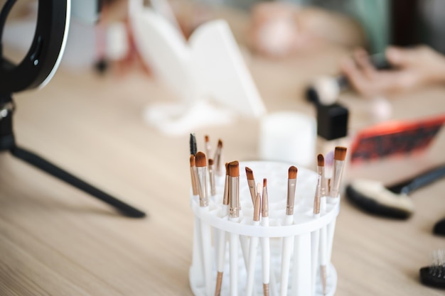 Ensemble de maquillage cosmétique décoratif sur table en bois