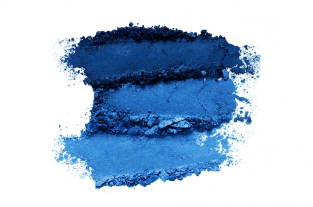 Ensemble de maquillage fard à paupières écrasé isolé sur fond blanc. Couleur de l'année 2020 Classic Blue.