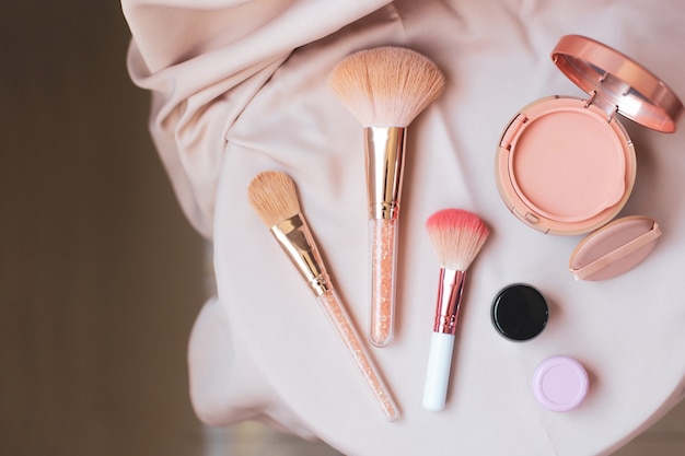 Ensemble de maquillage sur fond rose