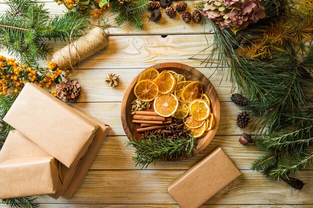 L'ensemble des matériaux naturels pour créer des cadeaux de Noël Le concept zéro déchet pour créer des cadeaux