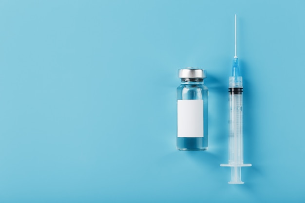 Un ensemble de médicaments en ampoules et seringues pour le traitement des virus, de la vaccination et des maladies