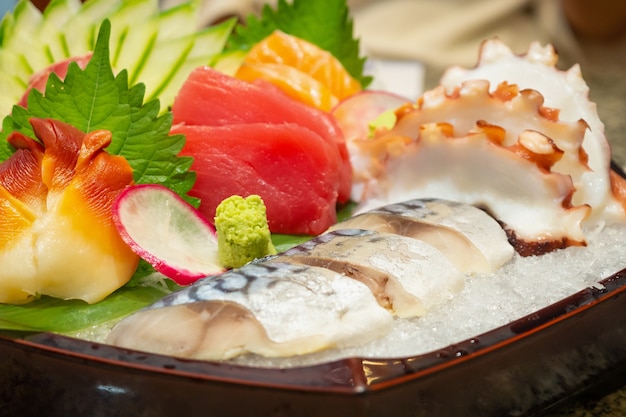 L'ensemble de mélange de sashimi comprend le saumon, le thon, le saba, le tai, le tako et le hokkigai