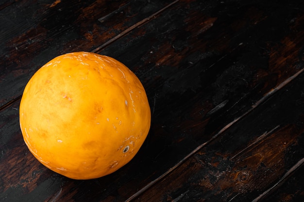 Ensemble de melon Pepino, sur un vieux fond de table en bois foncé, avec espace de copie pour le texte