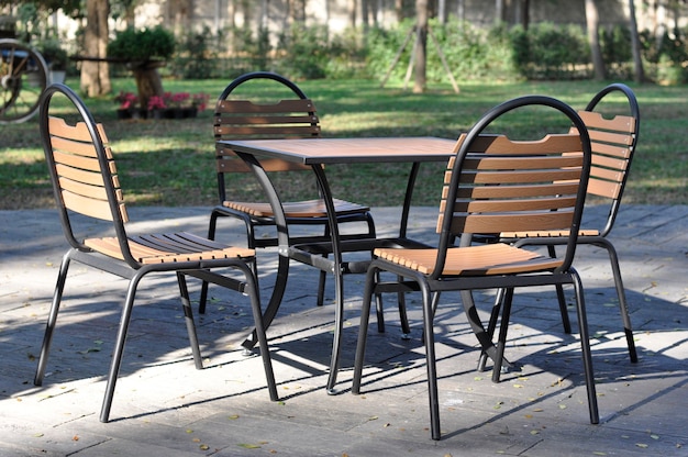 Photo ensemble de meubles, table et chaises pour fête en plein air.