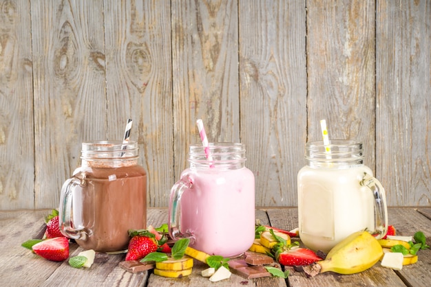 Ensemble de milkshakes colorés ou smoothies