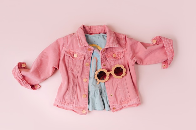 Ensemble de mode de tenue pour enfants. Veste rose et lunettes de soleil