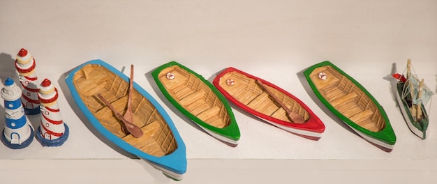 Un ensemble de modèles de bateaux colorés en mini-taille