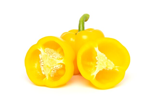 L'ensemble et la moitié du poivron jaune ou du paprika isolé sur fond blanc