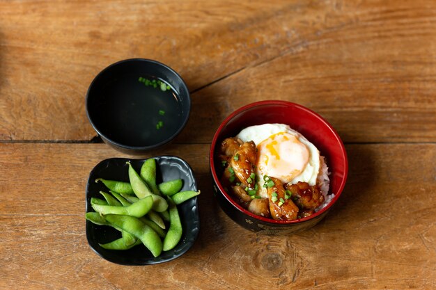 Ensemble de nourriture japonaise de poulet teriyaki avec riz et oeuf au plat dans un bol.