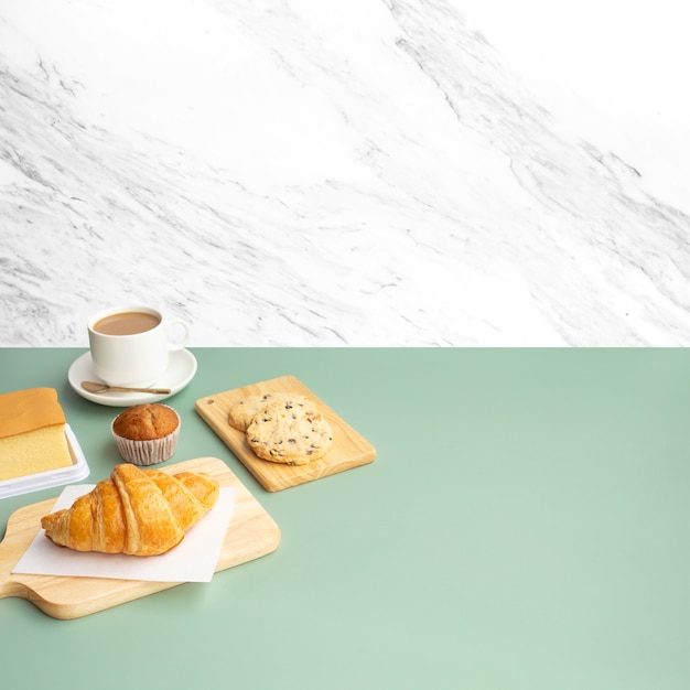 Ensemble de nourriture de petit-déjeuner ou de boulangerie, gâteau sur fond de mur de marbre de cuisine table blanche.