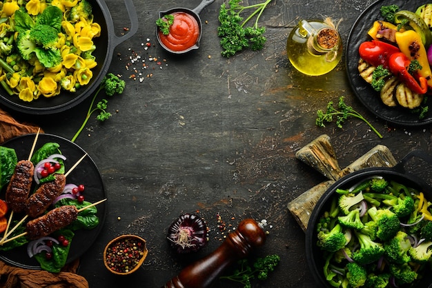 Ensemble de nourriture et de plats de viande de légumes et de poisson sur fond en bois Vue de dessus Espace libre pour votre texte