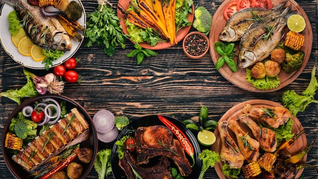 Un ensemble de nourriture Steak Poisson Légumes et épices Sur un fond en bois Vue de dessus Espace de copie