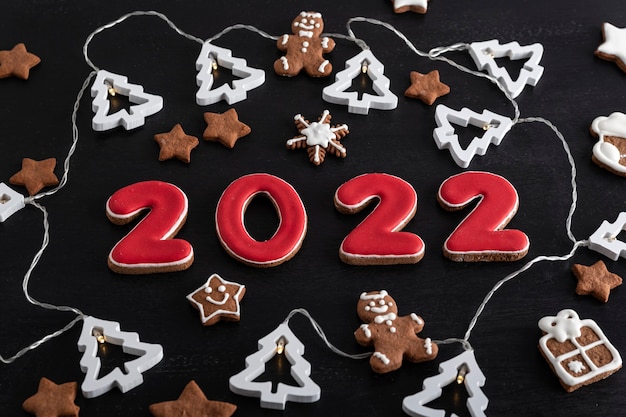 Ensemble de numéros 2022 de biscuits au gingembre glaçage au sucre glace. Flocons de neige, étoiles, bonhomme en pain d'épice.