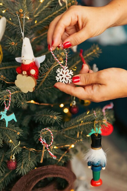 Un ensemble d'ornements accrochés à un arbre de Noël traditionnel