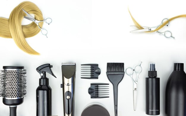 Photo ensemble d'outils de coiffeur sur fond blanc outils de coiffeur sur fond blanc vue de dessus outils de coiffeur ciseaux ciseau rasoir peigne sur une serviette en terry