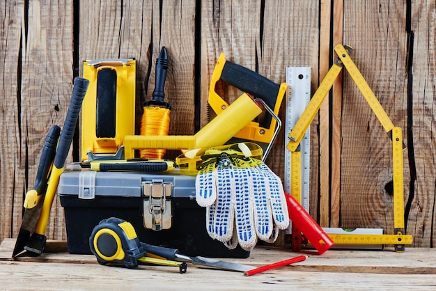 Ensemble d'outils de construction sur un fond en bois