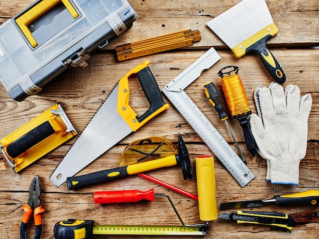 Ensemble d'outils de construction sur une vue de dessus de fond en bois