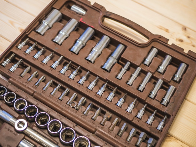 Ensemble d'outils dans la boîte sur une table de surface en bois