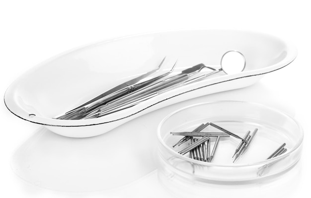 Ensemble d'outils dentaires pour le soin des dents isolé sur blanc