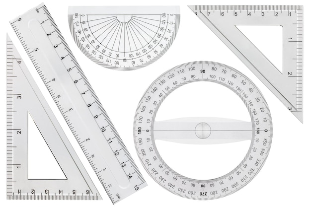 Ensemble d'outils de dessin, règle, protracteur, triangle isolé sur fond blanc